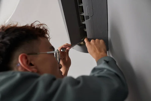 Technicus Repareren Gebroken Airconditioner Residentiële Gebouw — Stockfoto