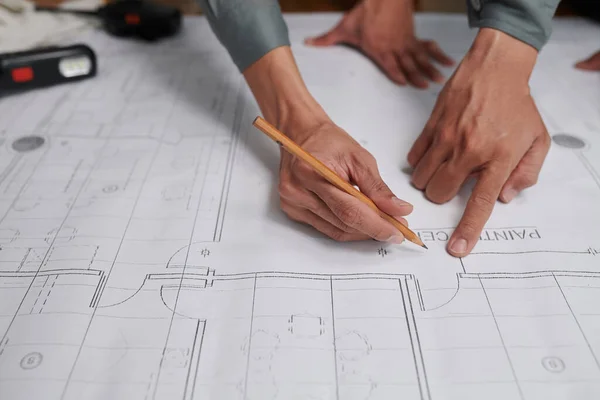 Händer Byggare Som Undersöker Byggnadsritning Och Planeringsarbete — Stockfoto