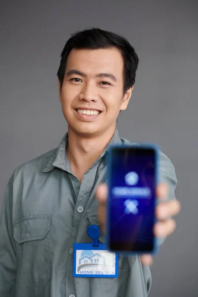 Портрет Усміхненого Теслі Показує Мобільний Додаток Домашнього Обслуговування — стокове фото