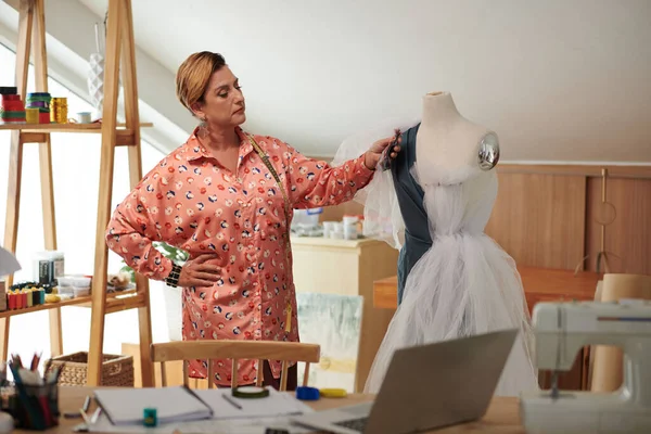 Moda Tasarımcısı Üzerinde Çalıştığı Yeni Elbise Için Kumaş Seçiyor — Stok fotoğraf