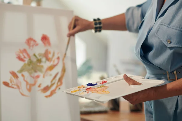 Művész Segítségével Műanyag Paletta Festésekor Virágok Vászonra — Stock Fotó