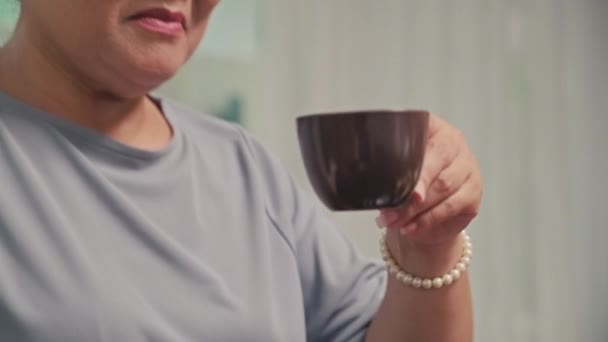 Médio Perto Mulher Sênior Sorrindo Enquanto Bebe Chá Conversa Com — Vídeo de Stock