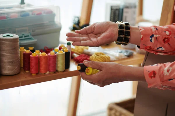 Mãos Costureira Escolhendo Tópicos Para Item Roupa Que Ela Está — Fotografia de Stock
