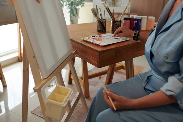 Обрезанное Изображение Женщины Рисующей Мольберте Акриловыми Красками — стоковое фото