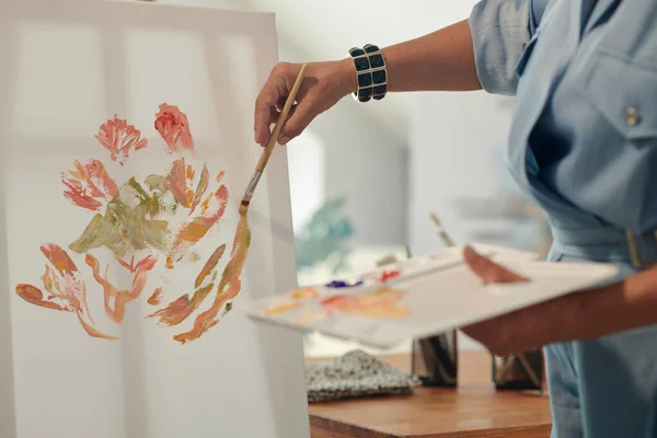Обрізане Зображення Жінки Малює Квіти Полотні Домашній Студії — стокове фото