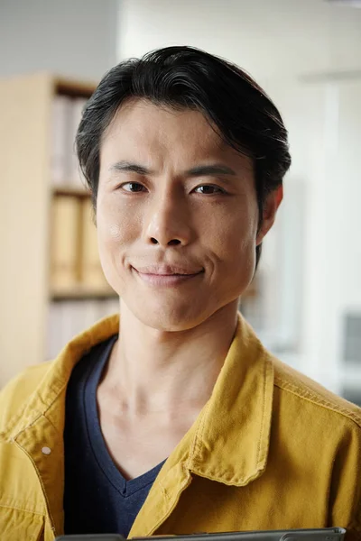 Retrato Hombre Asiático Alegre Con Camisa Mostaza Pie Oficina — Foto de Stock