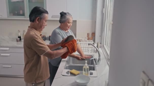 Senior Asiatique Femme Lavage Vaisselle Mari Les Essuyer Avec Serviette — Video