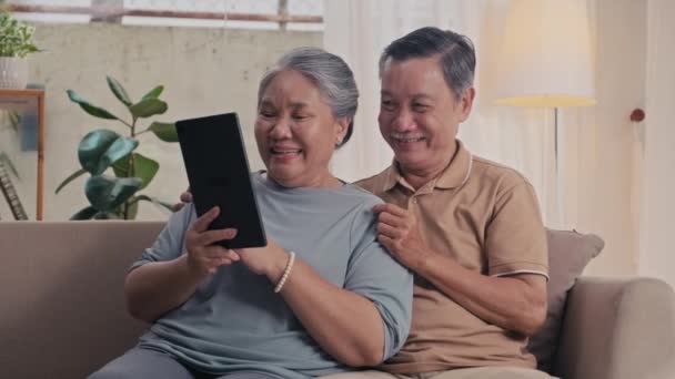 Mediana Toma Alegre Pareja Ancianos Hablando Videocall Sus Nietos Tableta — Vídeos de Stock