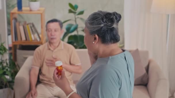 Bezorgde Oudere Vrouw Bellen Arts Vragen Het Geven Van Pillen — Stockvideo
