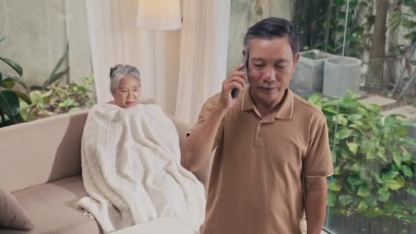Yaşlı Bir Adamın Hasta Karısının Evde Olmasının Sıcaklığını Ölçtükten Sonra — Stok video