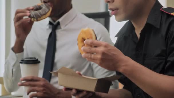 Guardas Segurança Fazendo Coffee Break Comendo Donuts Enquanto Sentados Worlpkace — Vídeo de Stock