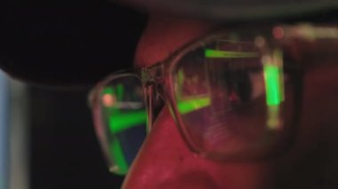 Geceleri sunucu bilgisayarından kullanıcı verilerini çalan gözlüklü hackerların aşırı yakınlaşması