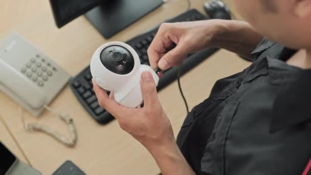 Gözetleme Kamerasını Akıllı Telefondaki Mobil Uygulamaya Bağlayan Üniformalı Gardiyanın Yüksek — Stok video