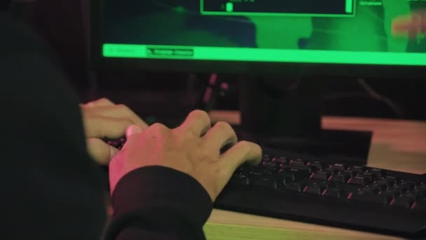 Primo Piano Degli Hacker Mani Digitando Codice Sulla Tastiera Rubare — Video Stock