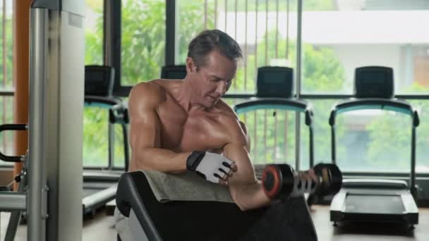 裸体运动者在体育馆用哑铃抽动肌肉的中镜头 — 图库视频影像