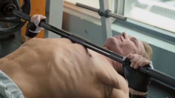 Tiro Médio Homem Com Corpo Atletismo Fazendo Exercícios Supino Usando — Vídeo de Stock