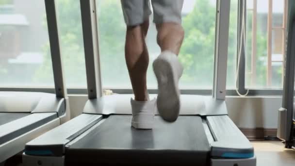 Mittlere Aufnahme Athletischer Männerbeine Die Während Des Trainings Fitnessstudio Auf — Stockvideo