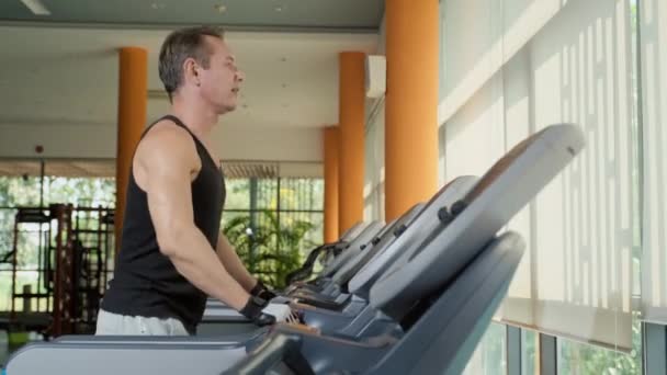 Athletic Man Muscles Running Treadmill Gym — Stock Video