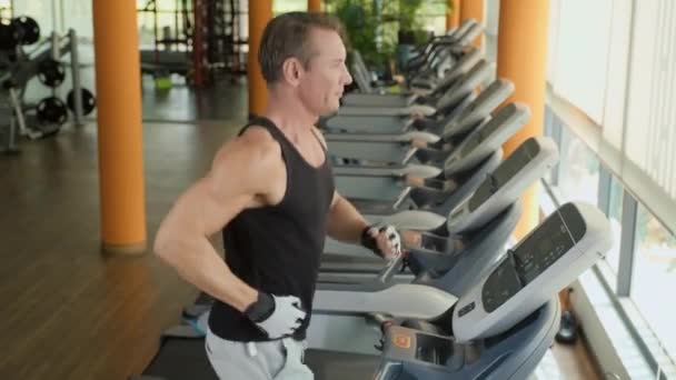 Medium Shot Athletic Man Running Treadmill High Speed While Having — Stock Video