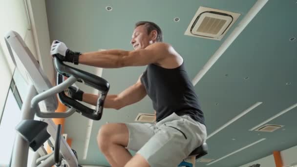 Låg Vinkel Skott Atletisk Idrottsman Ridning Motionscykel Gym — Stockvideo