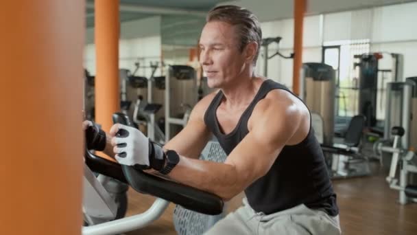 Erwachsener Athletischer Muskulöser Mann Fährt Heimtrainer Fitnessstudio — Stockvideo