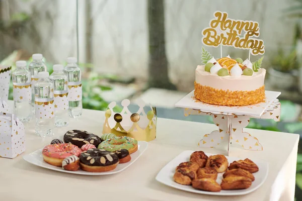 Születésnapi Torta Tál Fánkkal Asztalon Elkészített Gyerekeknek Party — Stock Fotó