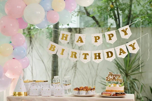 Kis Asztal Gyerekeknek Születésnapi Party Sütemények Üveg Víz Kalap Vendégek — Stock Fotó