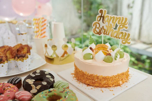 Delicioso Pastel Cumpleaños Rosquillas Cupcakes Mesa Servido Para Fiesta — Foto de Stock
