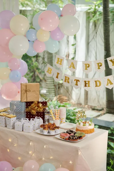 Doğum Günü Hediyeleri Parti Için Sunulan Şekerlerle Dolu Bir Masa — Stok fotoğraf