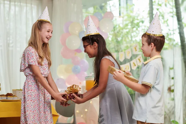 Gelukkige Kinderen Geven Verjaardagscadeaus Aan Vrolijke Tiener Meisje — Stockfoto