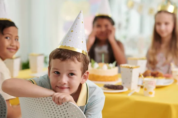 Portret Van Een Lachende Jongen Die Naar Een Verjaardagsfeestje Gaat — Stockfoto