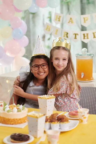 幸せな誕生日女の子抱擁彼女の親友でパーティー — ストック写真