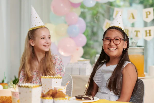 Πορτρέτο Της Χαρούμενης Preteen Κορίτσι Κάθεται Στο Τραπέζι Στο Πάρτι — Φωτογραφία Αρχείου