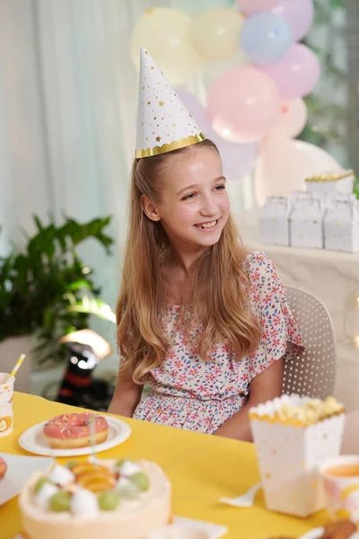 Πορτρέτο Του Χαμογελαστού Κοριτσιού Τρώει Γλυκά Στο Πάρτι Γενεθλίων — Φωτογραφία Αρχείου