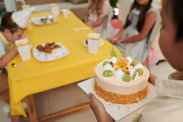 Fiú Hozza Születésnapi Torta Asztalra Hogy Ossza Meg Barátaival — Stock Fotó