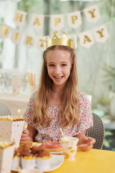 Portret Van Een Vrolijk Verjaardagsmeisje Een Papieren Kroon Die Donut — Stockfoto
