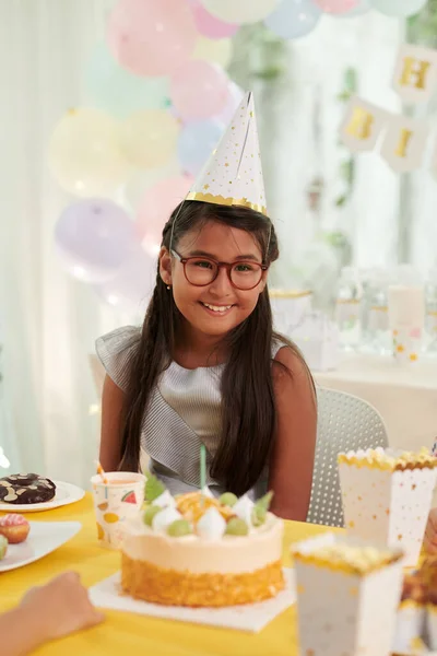Πορτρέτο Του Ευτυχισμένου Κοριτσιού Τρώει Γλυκό Τούρτα Γενεθλίων Στο Κόμμα — Φωτογραφία Αρχείου