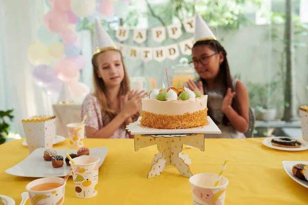 Születésnapi Party Vendégek Tapsol Díszített Torta Hozott Asztal — Stock Fotó