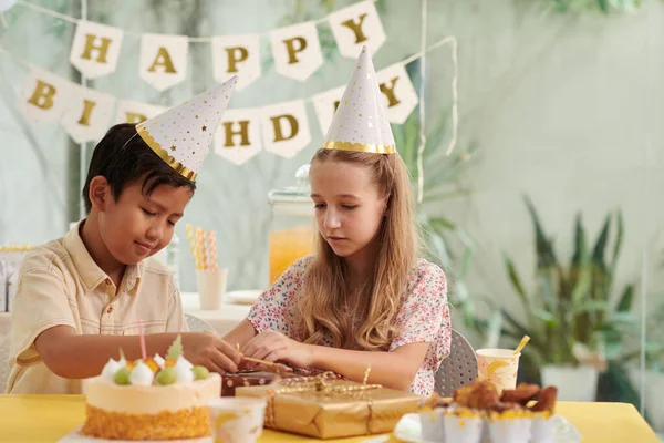 Girl Helping Friend Unwrap Birthday Presents — Stock Photo, Image