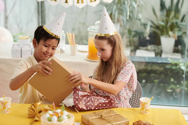 Podekscytowany Dzieciak Jego Przyjaciel Otwierają Prezenty Urodzinowe Imprezie — Zdjęcie stockowe