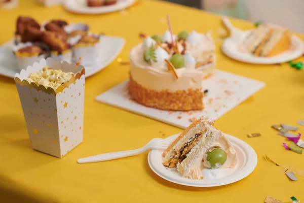 Tányér Egy Szelet Szülinapi Tortával Egy Doboz Popcornnal Asztalon Vendégnek — Stock Fotó