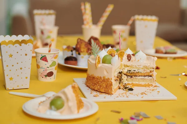 Születésnapi Torta Egy Doboz Popcorn Egy Pohár Üdítőital Asztalon Vendégeknek — Stock Fotó