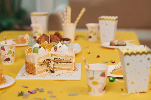 Нарізати Торт День Народження Напої Цукерки Столі Подається Гостей Вечірки — стокове фото