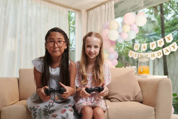 Aufgeregt Preteen Mädchen Spielen Videospiel Auf Geburtstagsparty — Stockfoto