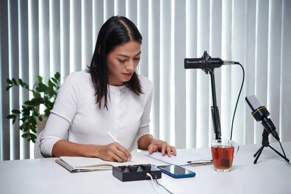 Mujer Creativa Trabajando Escenario Para Nuevo Podcast Tableta Estudio —  Fotos de Stock