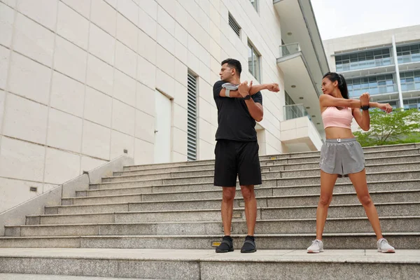 Sporcular Dışarıda Egzersiz Yaparken Isınmak Için Kollarını Açarlar — Stok fotoğraf