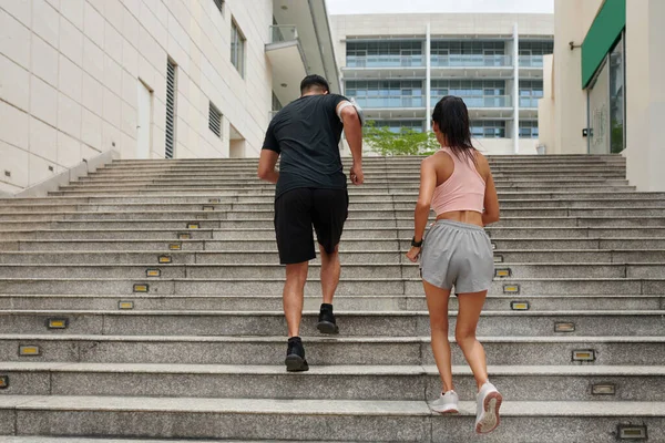 Sabahları Dışarıda Koşarken Merdivenlerden Koşarak Çıkan Zinde Genç Bir Çift — Stok fotoğraf