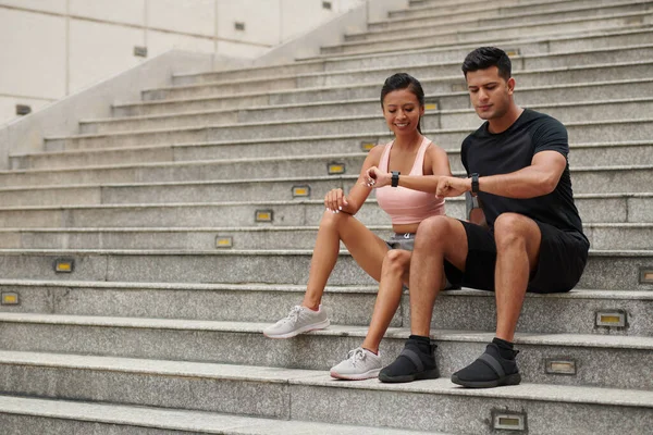 Gülümseyen Çift Sabah Koşusundan Sonra Merdivenlerde Oturur Spor Takip Cihazlarını — Stok fotoğraf