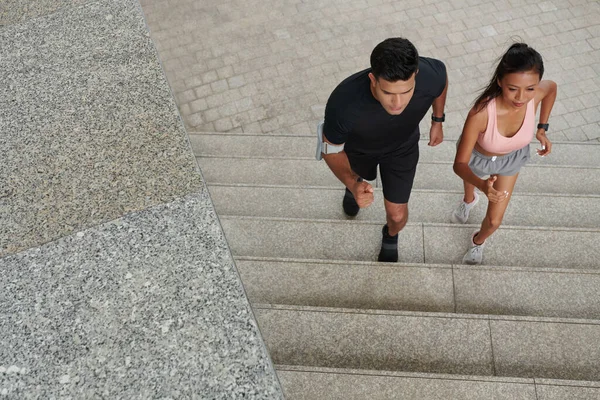 Maratona Hazırlanırken Merdivenlerden Koşarak Çıkan Zinde Genç Bir Çift — Stok fotoğraf