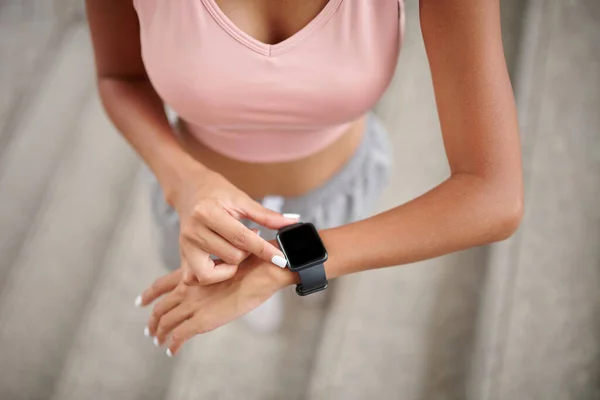 适合女人在早上跑步后通过智能吸盘上的应用程序检查心跳 — 图库照片